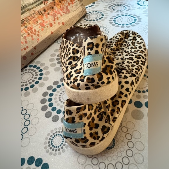 Toms Leopard Pattern Slip-On loafers
Going out classic breathable Toms
10 Wide - Picture 2 of 10